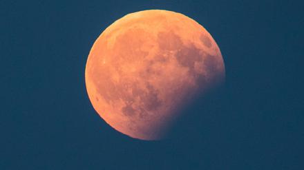 Blick auf eine partielle Mondfinsternis am 7. August 2017 über Berlin.