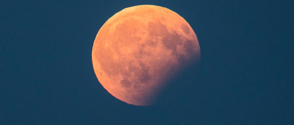 Blick auf eine partielle Mondfinsternis am 7. August 2017 über Berlin.