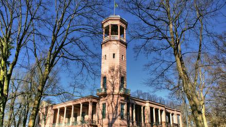 Schloss Biesdorf, das Juwel im Park. Rundherum kann man durchs raschelnde Laub gehen und herrschaftliche Sichtachsen bewundern.  