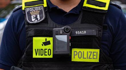 Ein Polizeibeamter mit einer Bodycam.