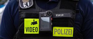 Ein Polizeibeamter mit einer Bodycam.