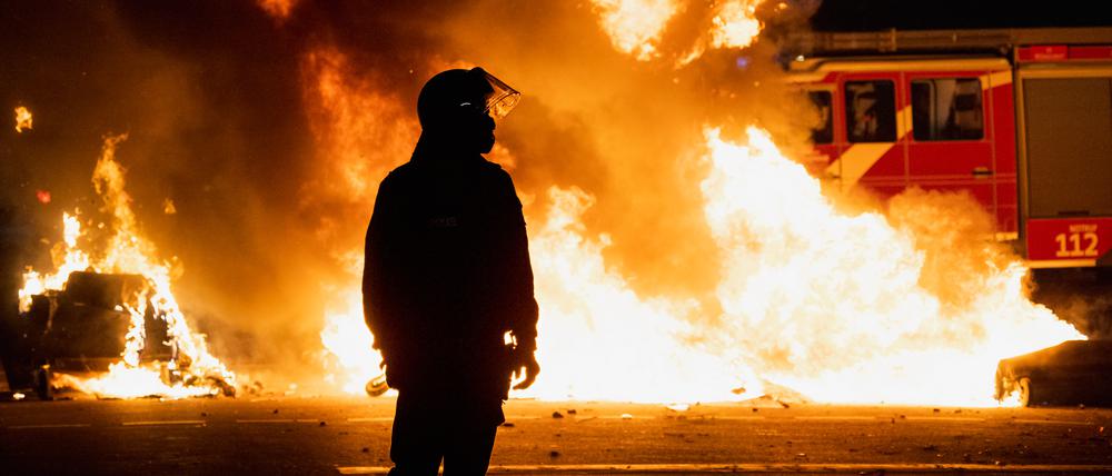 Randale in der Silvesternacht in Kreuzberg und Neukölln. Ein Polizist steht vor einer brennenden Barrikade aus Mülltonnen und Mietrollern an der Kreuzung Urbanstraße / Graefestraße. Berlin, Deutschland, 01.01.2023.

[© Christian Mang - Veroeffentlichung nur gg. Honorar (zzgl. MwSt.), Urhebervermerk und Beleg. Nur für redaktionelle Nutzung - Publication only with licence fee payment, copyright notice and voucher copy. For editorial use only - No model release. No property release. Kontakt: mail@christianmang.com.]