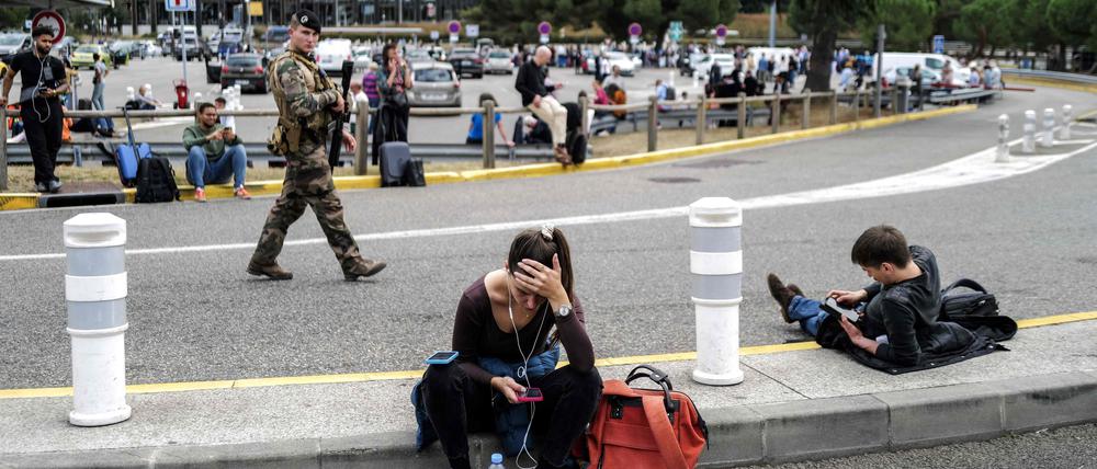 Reisende warten nach einer Bombendrohung vergangener Woche am Flughafen Toulouse.