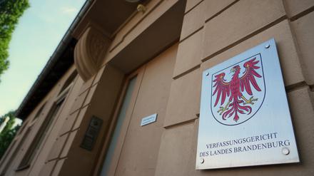 Das Landeswappen mit dem rotem Adler hängt neben dem Eingang zum Brandenburger Verfassungsgericht. Das Verfassungsgericht entscheidet nach einer Klage der AfD darüber, ob der Verfassungsschutz des Landes die Öffentlichkeit weiter über Verdachtsfälle unterrichten darf. +++ dpa-Bildfunk +++