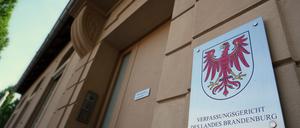 Das Landeswappen mit dem rotem Adler hängt neben dem Eingang zum Brandenburger Verfassungsgericht. Das Verfassungsgericht entscheidet nach einer Klage der AfD darüber, ob der Verfassungsschutz des Landes die Öffentlichkeit weiter über Verdachtsfälle unterrichten darf. +++ dpa-Bildfunk +++