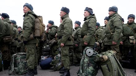 Russland, Verabschiedung von Rekruten in Kasan RUSSIA, KAZAN - OCTOBER 23, 2022: Mobilized Russian citizens are seen at an assembly station at the Kazan Expo International Exhibition Center ahead of departing for the zone of Russia s special military operation. Russian President Vladimir Putin signed a decree on partial military mobilization in Russia on September 21. Yegor Aleyev/TASS PUBLICATIONxINxGERxAUTxONLY 55508745