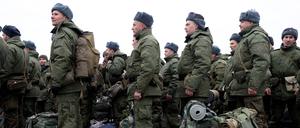 Russland, Verabschiedung von Rekruten in Kasan RUSSIA, KAZAN - OCTOBER 23, 2022: Mobilized Russian citizens are seen at an assembly station at the Kazan Expo International Exhibition Center ahead of departing for the zone of Russia s special military operation. Russian President Vladimir Putin signed a decree on partial military mobilization in Russia on September 21. Yegor Aleyev/TASS PUBLICATIONxINxGERxAUTxONLY 55508745