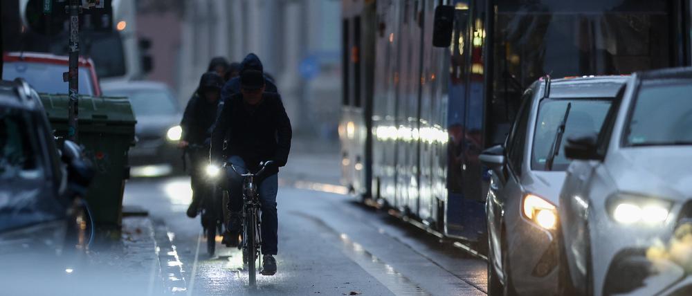 Durch die Winterzeit wird es morgens früher hell – aber am Abend auch früher dunkel.