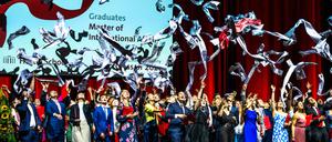 Hertie School - The University of Governance in Berlin, Class 2023, Absolventen, Graduierten, Feier, Zeremonie, im Admiralspalast Theater 23.06.2023, Schal werfen, Freude, Master of International Affaires Berlin-Mitte Berlin Deutschland *** Hertie School The University of Governance in Berlin, Class 2023, graduates, graduates, celebration, ceremony, at Admiralspalast Theater 23 06 2023, scarf throwing, joy, Master of International Affaires Berlin Mitte Berlin Germany _2E61OV