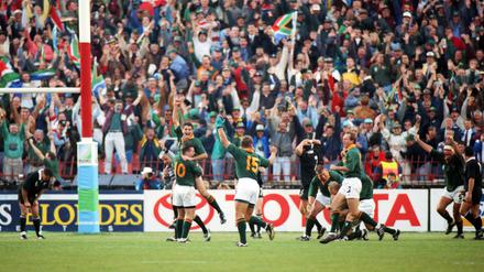Joel Stransky (Nummer 10) gelingt 1995 im Finale der siegbringende Kick zum 15:12 in der Verlängerung für Südafrika.