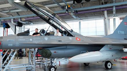 Der ukrainische Präsident Wolodymyr Selenskyj in Dänemark in einem F-16-Kampfjet. Die USA haben nun mit der Ausbildung ukrainischer Piloten in dem Militärflugzeug begonnen. (Archivfoto) 