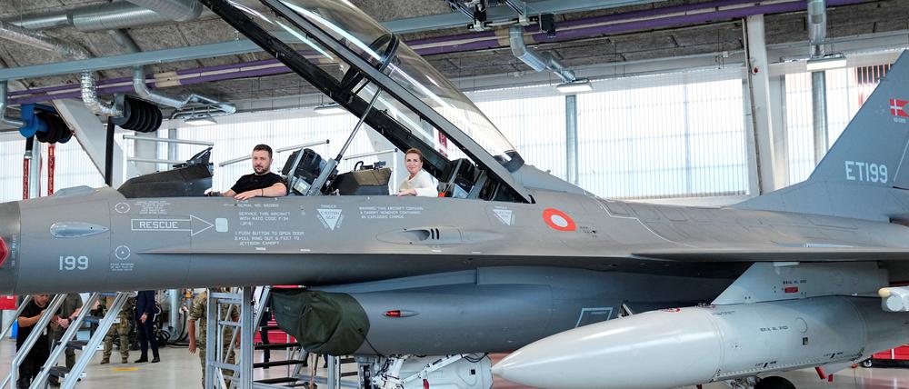 Der ukrainische Präsident Wolodymyr Selenskyj in Dänemark in einem F-16-Kampfjet. Die USA haben nun mit der Ausbildung ukrainischer Piloten in dem Militärflugzeug begonnen. (Archivfoto) 