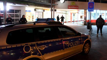 Die Polizei in Neumünster nahm den falschen Polizisten schließlich mit. 