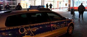 Die Polizei in Neumünster nahm den falschen Polizisten schließlich mit.