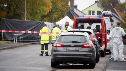 26.10.2023, Horn-Bad Meinberg: Ermittler stehen in einem von der Polizei abgesperrten Bereich, nachdem eine Leiche gefunden wurde.