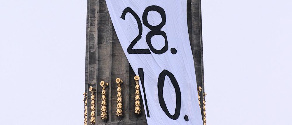 Die „Letzte Generation“ hat am Freitag ein Banner an der Siegessäule befestigt.