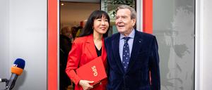 Gerhard Schröder, Alt-Bundeskanzler, und seine Frau So-yeon Schröder-Kim stehen nach der Verleihung vor dem Kurt-Schumacher-Haus in Hannover.