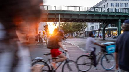 Radfahrer transportieren immer häufiger Waren auf den Straßen Berlins. Das ist ein gefährlicher Job, denn gesicherte Radwege sind selten.