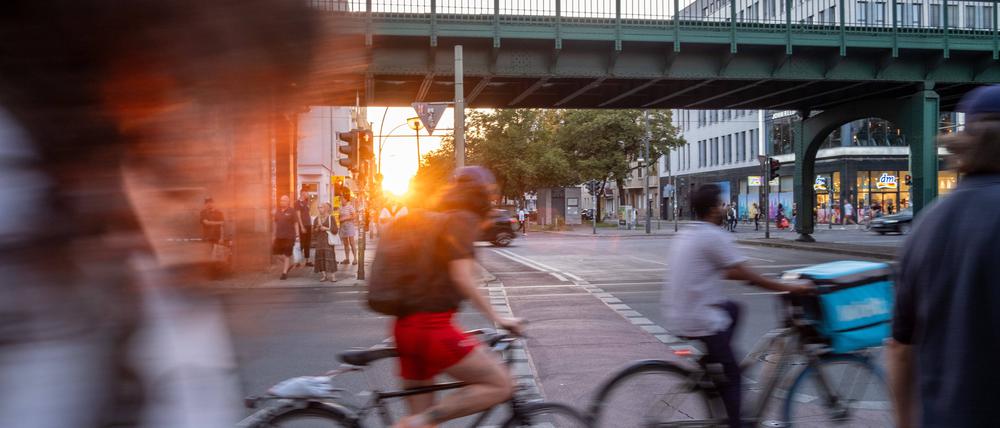 Radfahrer transportieren immer häufiger Waren auf den Straßen Berlins. Das ist ein gefährlicher Job, denn gesicherte Radwege sind selten.