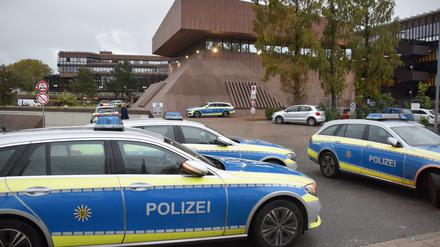 Mehrere Einsatzfahrzeuge der Polizei stehen auf dem Gelände der Hochschule der Bundesagentur für Arbeit. 
