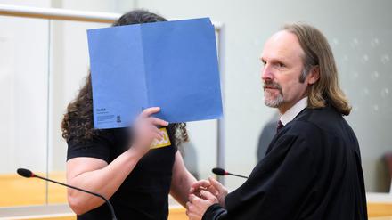 Der Angeklagte (l) steht beim Gerichtsprozess im Landgericht Hannover neben seinem Rechtsanwalt Mario Prigge. 