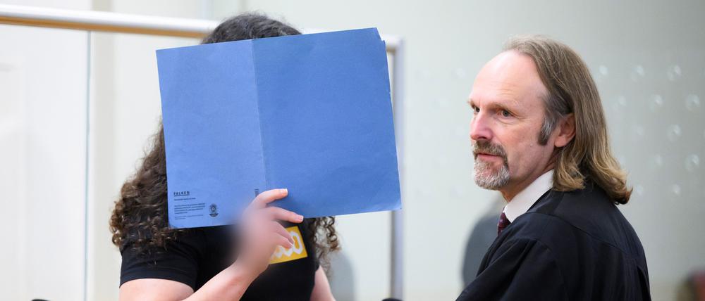 Der Angeklagte (l) steht beim Gerichtsprozess im Landgericht Hannover neben seinem Rechtsanwalt Mario Prigge. 