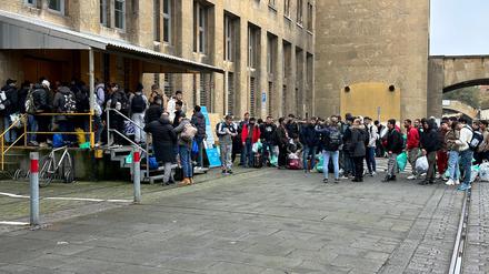 Noch mehr Geflüchtete ziehen in die Unterkunft am früheren Flughafen Tempelhof. Am Freitag wurde der frühere Hangar 1 für bis zu 600 neue Bewohner geöffnet. Insgesamt stehen im Gebäudekomplex nunmehr 1400 Plätze zur Verfügung. 