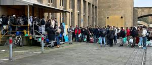 Noch mehr Geflüchtete ziehen in die Unterkunft am früheren Flughafen Tempelhof. Am Freitag wurde der frühere Hangar 1 für bis zu 600 neue Bewohner geöffnet. Insgesamt stehen im Gebäudekomplex nunmehr 1400 Plätze zur Verfügung.