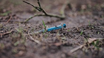 Gebrauchte Spritze im Anita-Berber-Park in Berlin-Neukölln.