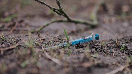 Gebrauchte Spritze im Anita-Berber-Park in Berlin-Neukölln.
