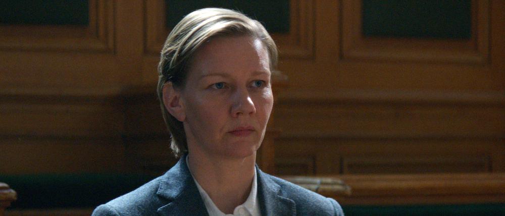 Sandra (Sandra Hüller) auf der Anklagebank. Die Schriftstellerin wird verdächtigt, ihren Ehemann umgebracht zu haben.