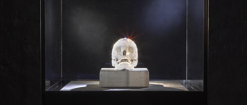 Diamantenbesetzter Totenkopf: Installationsansicht der Hirst-Retrospektive im Münchner Museum of Urban and Contemporary Art.