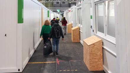 Neue Container mit farblichem Leitsystem: Hangar 1 des ehemaligen Flughafens Tempelhof.