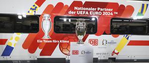 Bei der Bekanntgabe der Partnerschaft zwischen Deutscher Bahn (DB) und der UEFA zur Europameisterschaft 2024 wird der originale EM-Pokal und ein entsprechend gestalteter ICE vorgestellt (Symbolbild).
