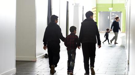 ARCHIV - Flüchtlinge gehen am 25.02.2016 in der Notunterkunft für Flüchtlinge am Tempelhofer Feld in Berlin zwischen den Stellwänden entlang. Foto: Rainer Jensen/dpa (zu dpa-KORR "Ab auf die Couch? Viele Flüchtlinge brauchen andere Hilfen" vom 04.08.2016) +++ dpa-Bildfunk +++