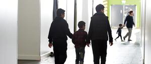 ARCHIV - Flüchtlinge gehen am 25.02.2016 in der Notunterkunft für Flüchtlinge am Tempelhofer Feld in Berlin zwischen den Stellwänden entlang. Foto: Rainer Jensen/dpa (zu dpa-KORR "Ab auf die Couch? Viele Flüchtlinge brauchen andere Hilfen" vom 04.08.2016) +++ dpa-Bildfunk +++