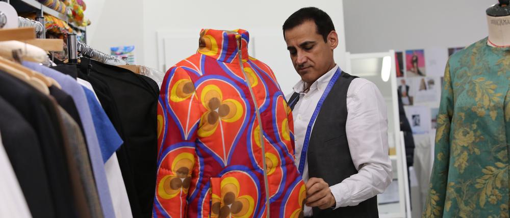 Syrischer Designer arbeitet bei "All Fab Ethical" in Babelsberg. Der Laden ist spezialisiert auf upcycling. Hier entsteht Kleidung aus z.B. Sofastoff und Steppdecken.