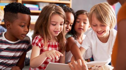 bildung,lesen,vorlesen *** education,reading,storytelling mmq-xkc,model released, Symbolfoto