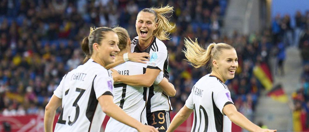 Die deutschen Fußballerinnen feiern gegen Wales einen deutlichen 5:1-Sieg.