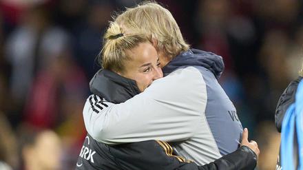 DFB-Trainer Hrubesch umarmt Torschützin Gwinn.
