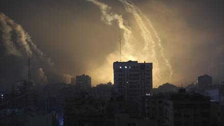 Palästinensische Gebiete, Gaza-Stadt: Rauch von Explosionen, verursacht durch israelischen Beschuss im nördlichen Gazastreifen, steigen in den nächtlichen Himmel.