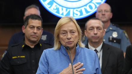 Gouverneurin Janet Mills spricht während einer Pressekonferenz nach einem Schusswaffenangriff in Lewiston im US-Bundesstaat Maine. Der mutmaßliche Schütze des Massakers mit 18 Toten im US-Bundesstaat Maine ist nicht mehr am Leben.