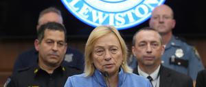 Gouverneurin Janet Mills spricht während einer Pressekonferenz nach einem Schusswaffenangriff in Lewiston im US-Bundesstaat Maine. Der mutmaßliche Schütze des Massakers mit 18 Toten im US-Bundesstaat Maine ist nicht mehr am Leben.