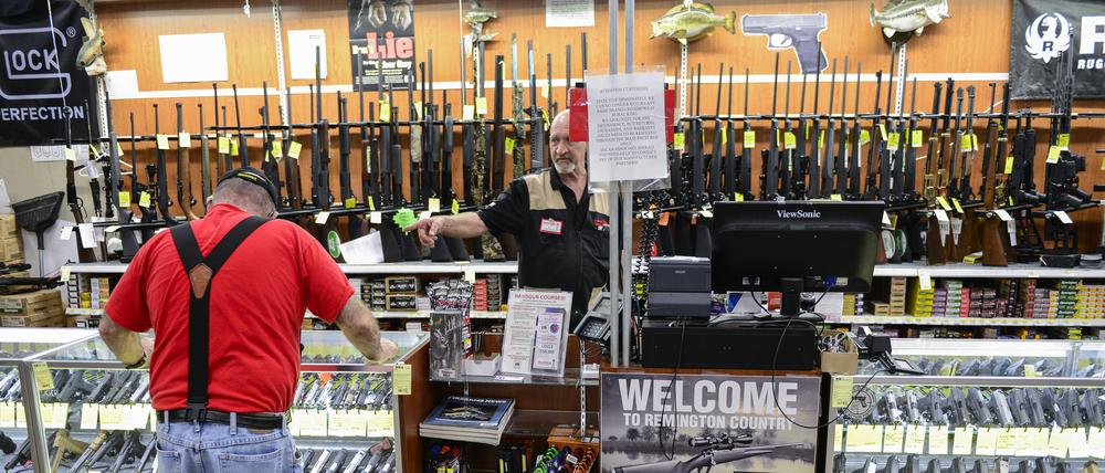 Der Stopp betrifft die meisten Waffen und Munition, die in einem US-Waffengeschäft gekauft werden können, sagte Johanna Reeves, eine Anwältin, die sich in der Anwaltskanzlei Reeves & Dola in Washington auf Exportkontrollen und Feuerwaffen spezialisiert hat.