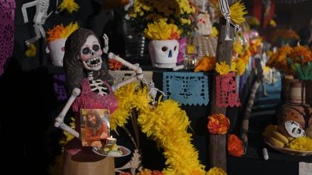 Ein typisch geschmückter Altar, genannt Ofrenda, wie er während des Festes zu sehen ist.