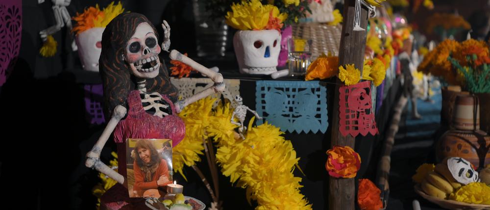 Ein typisch geschmückter Altar, genannt Ofrenda, wie er während des Festes zu sehen ist.