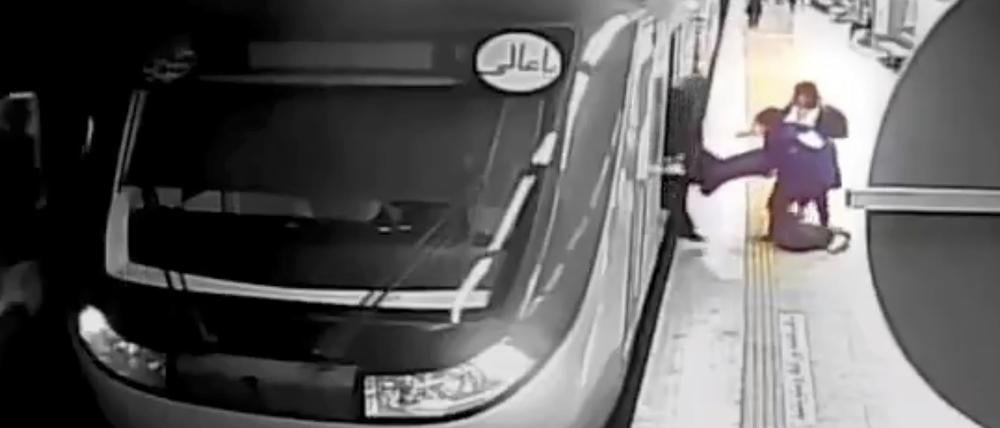 Auf diesem Videostandbild eines vom iranischen Staatsfernsehen ausgestrahlten Überwachungsvideos ziehen Frauen die 16-jährige Armita Garawand aus einem Waggon der Teheraner Metro. 