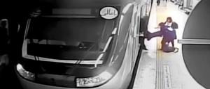 Auf diesem Videostandbild eines vom iranischen Staatsfernsehen ausgestrahlten Überwachungsvideos ziehen Frauen die 16-jährige Armita Garawand aus einem Waggon der Teheraner Metro. 