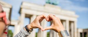 Eine junge Frau liebt Berlin offenbar noch mehr als der Autor dieses Textes und hat sich extra vor dem Brandenburger Tor fotografieren lassen.