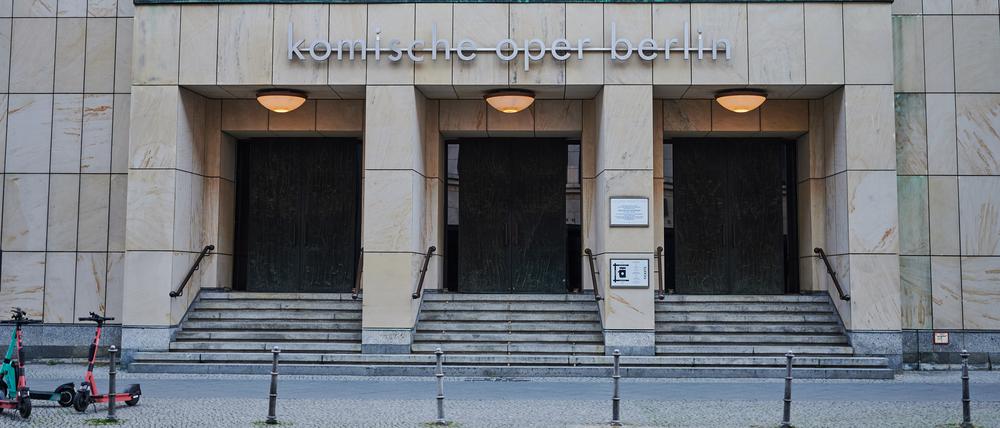 Die drei Eingangstüren an der Komischen Oper in Berlin.
